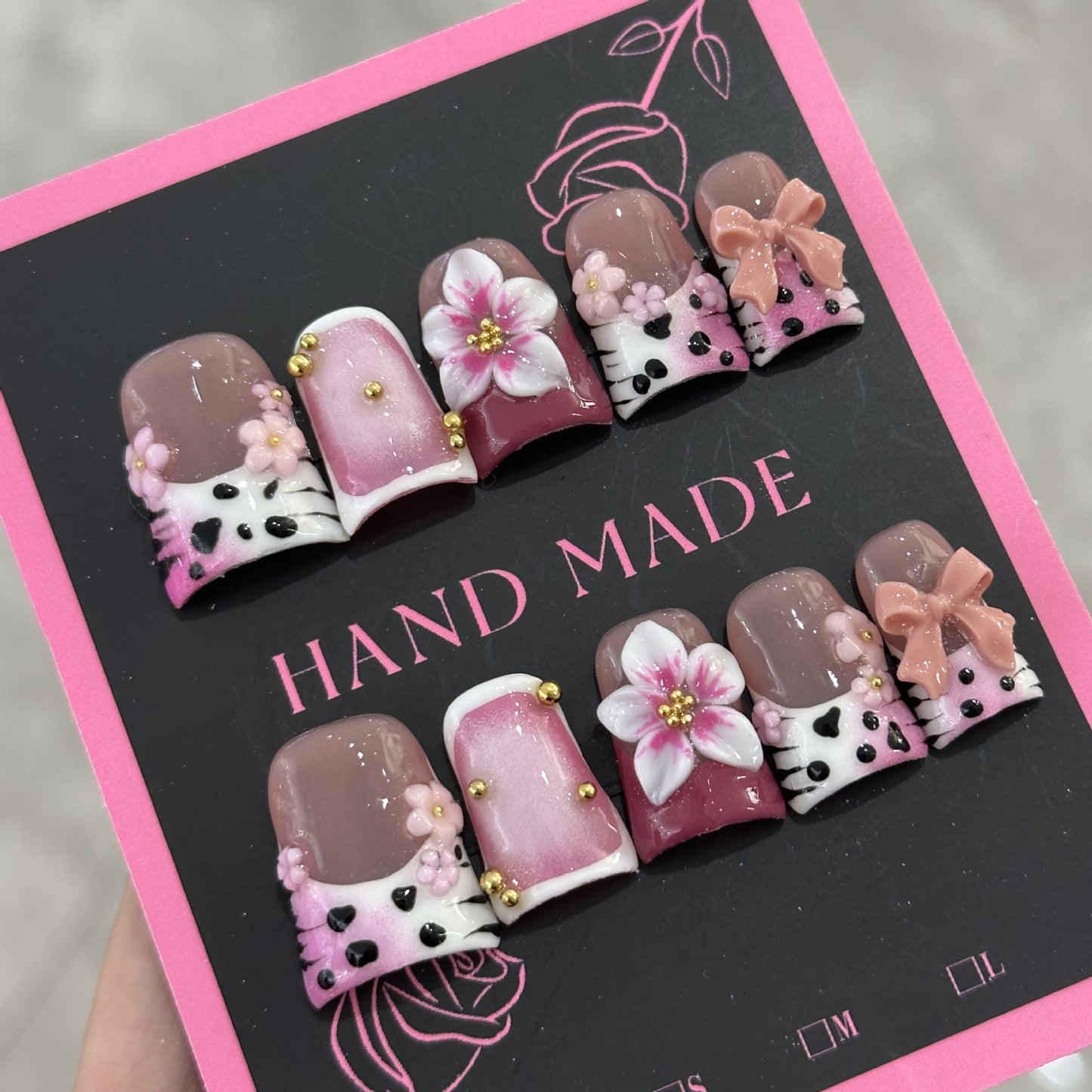 Three-dimensional carved decorative construction of duckbill-shaped headplate, made entirely by hand and suitable for wearing. Press on nails.