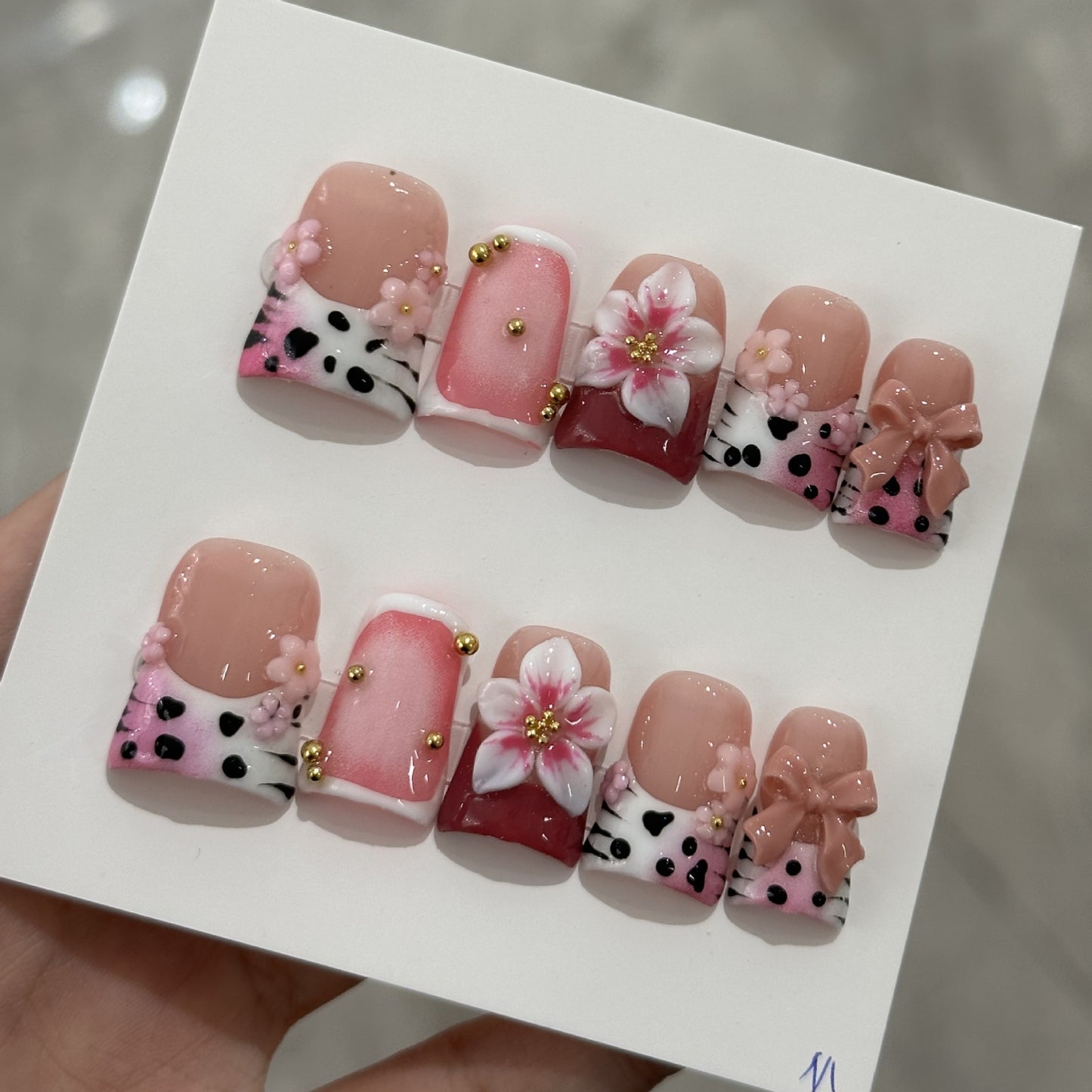Three-dimensional carved decorative construction of duckbill-shaped headplate, made entirely by hand and suitable for wearing. Press on nails.