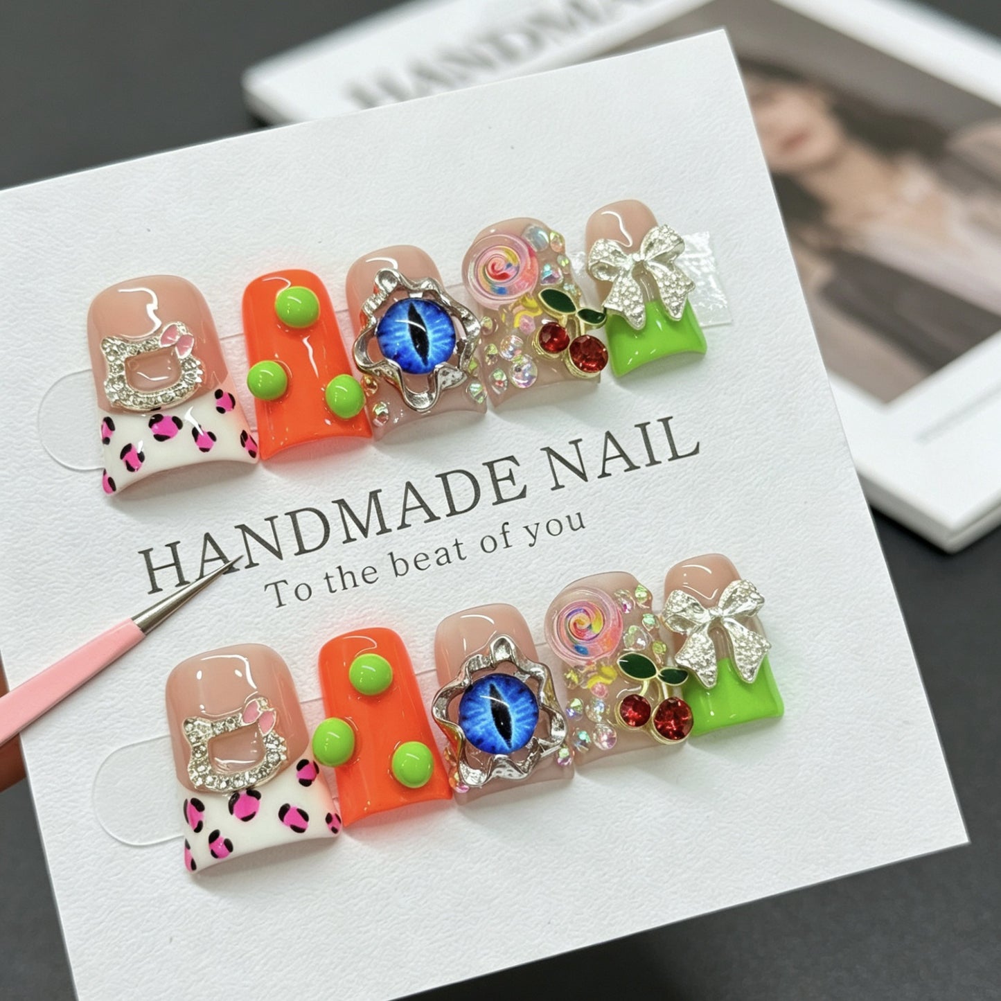 Sweet and cool style with leopard print on the beak, magical eyes, dopamine-inspired fake nails, and handcrafted wearable nails.