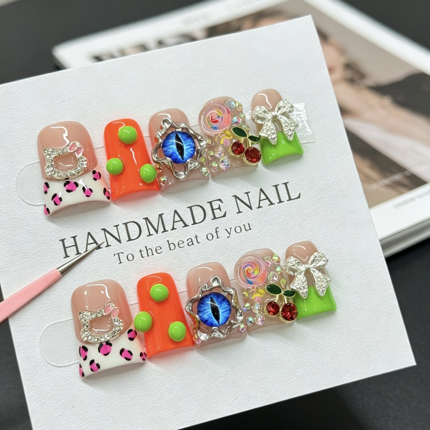 Sweet and cool style with leopard print on the beak, magical eyes, dopamine-inspired fake nails, and handcrafted wearable nails.