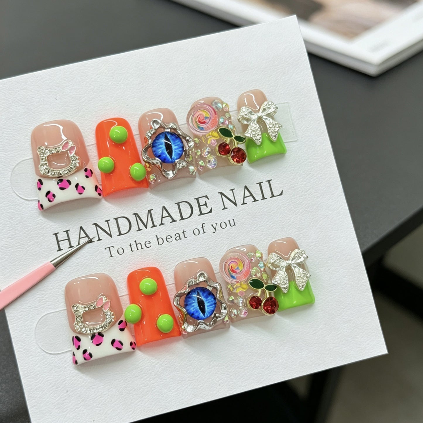 Sweet and cool style with leopard print on the beak, magical eyes, dopamine-inspired fake nails, and handcrafted wearable nails.
