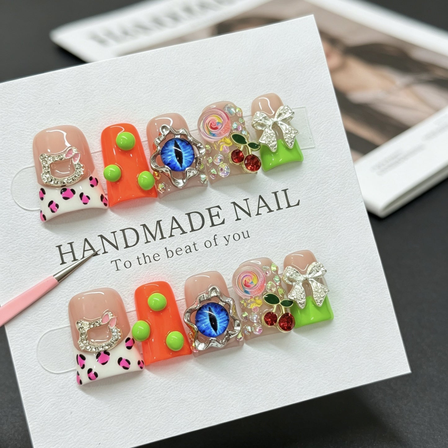 Sweet and cool style with leopard print on the beak, magical eyes, dopamine-inspired fake nails, and handcrafted wearable nails.